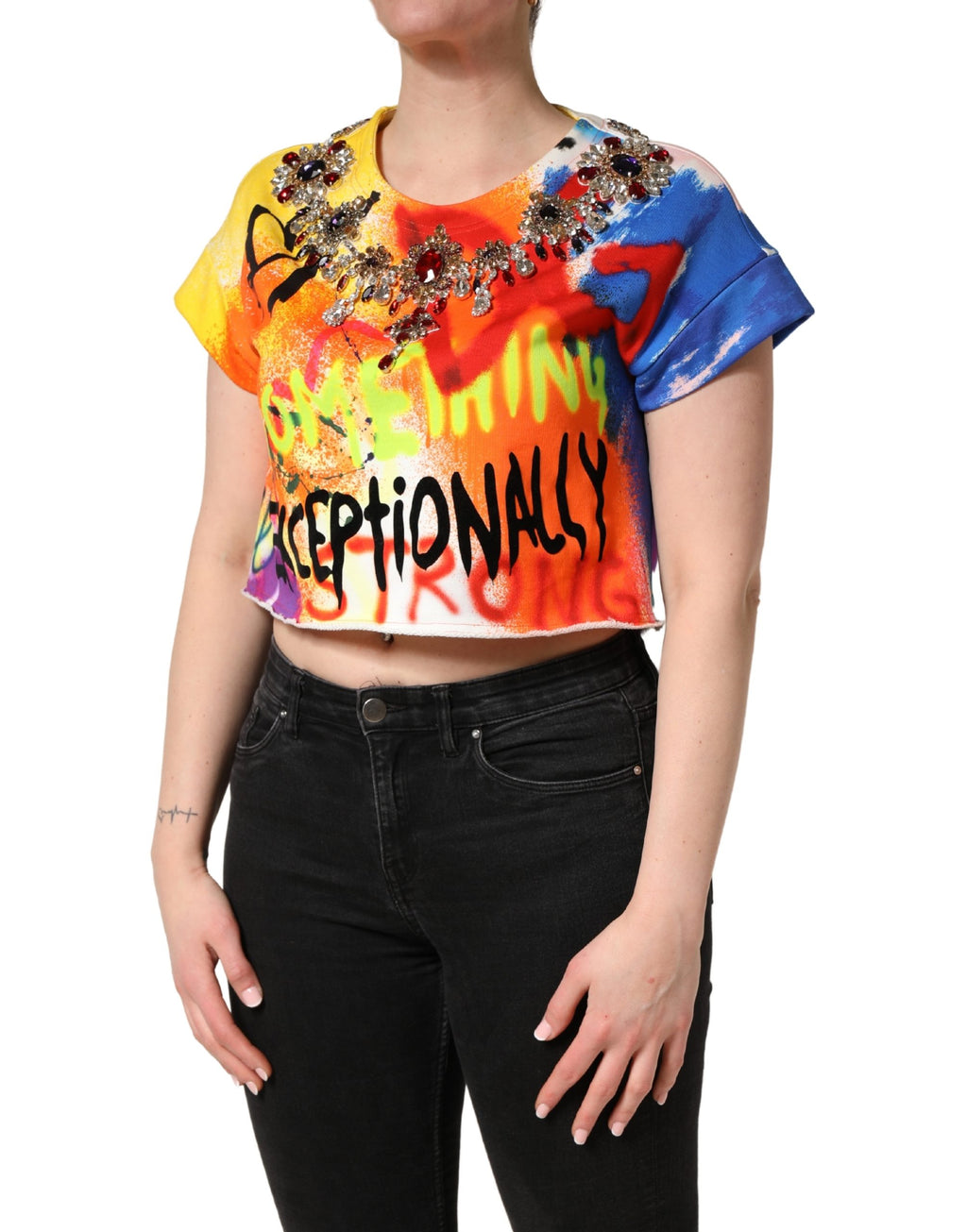 Haut court en jersey Dolce & Gabbana avec graffiti multicolore et cristaux, style tendance et coloré.