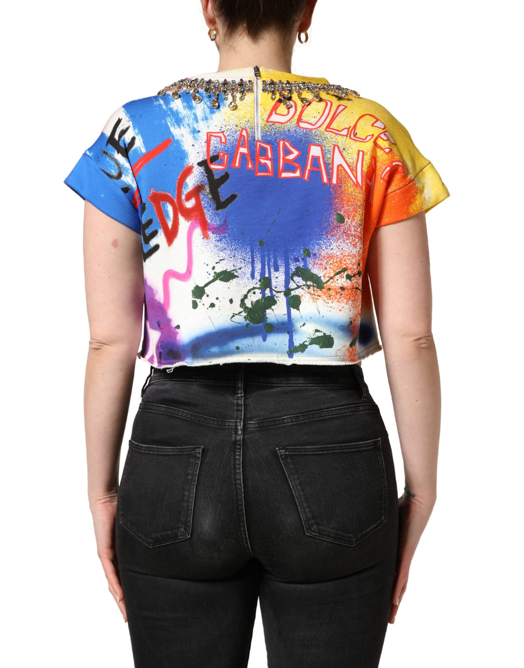 Top court Dolce & Gabbana en jersey multicolore avec graffiti et cristaux, coupe courte et style audacieux.
