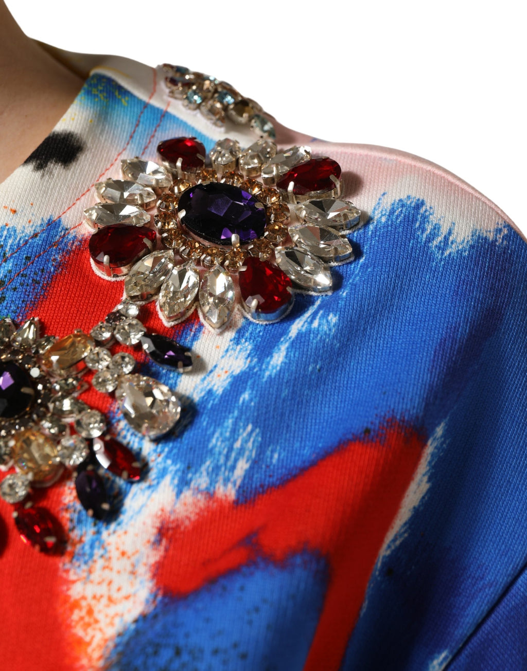 Haut court en jersey multicolore Dolce & Gabbana avec cristaux graffiti, style moderne et coloré.