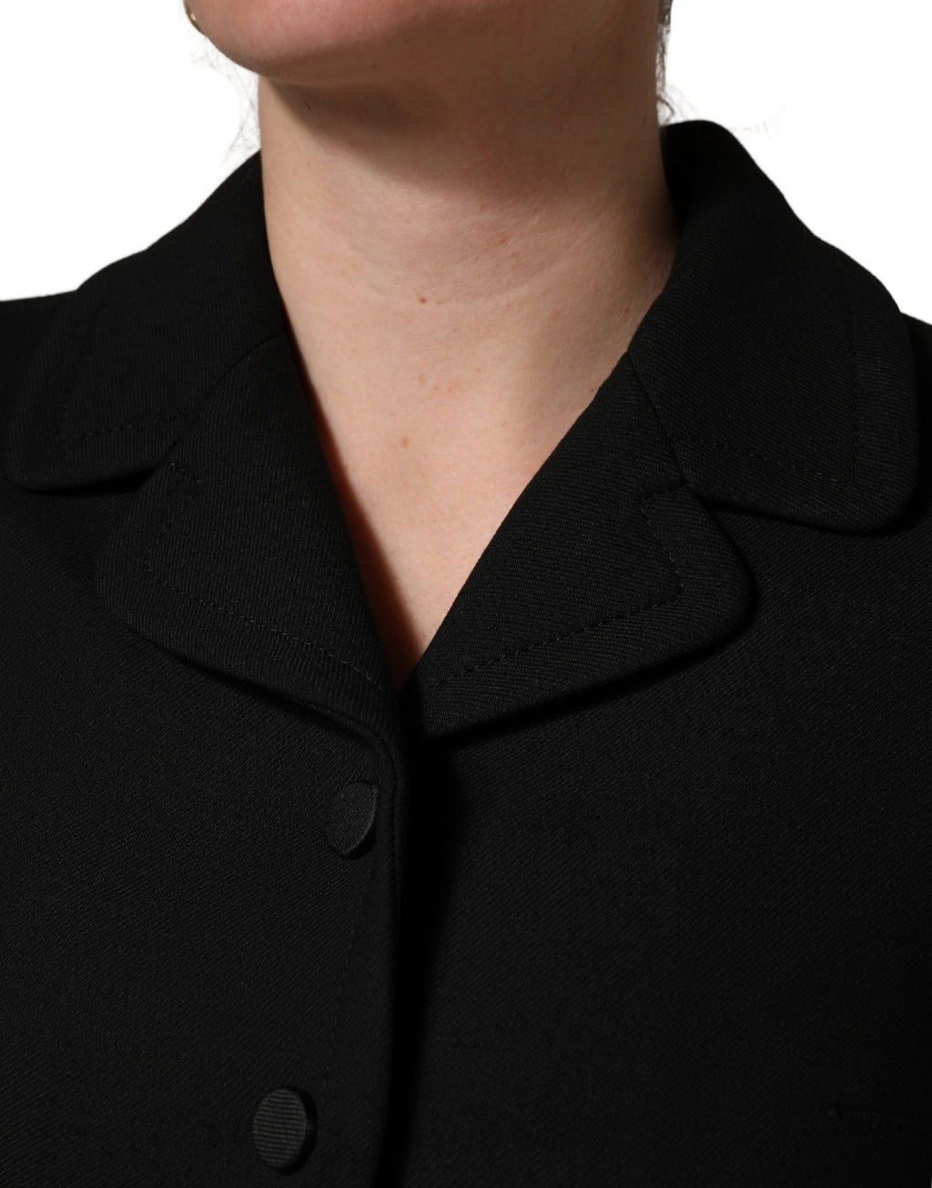 Chemise courte noire à col Dolce & Gabbana avec manches courtes, détail élégant et style moderne visible sur l'image.