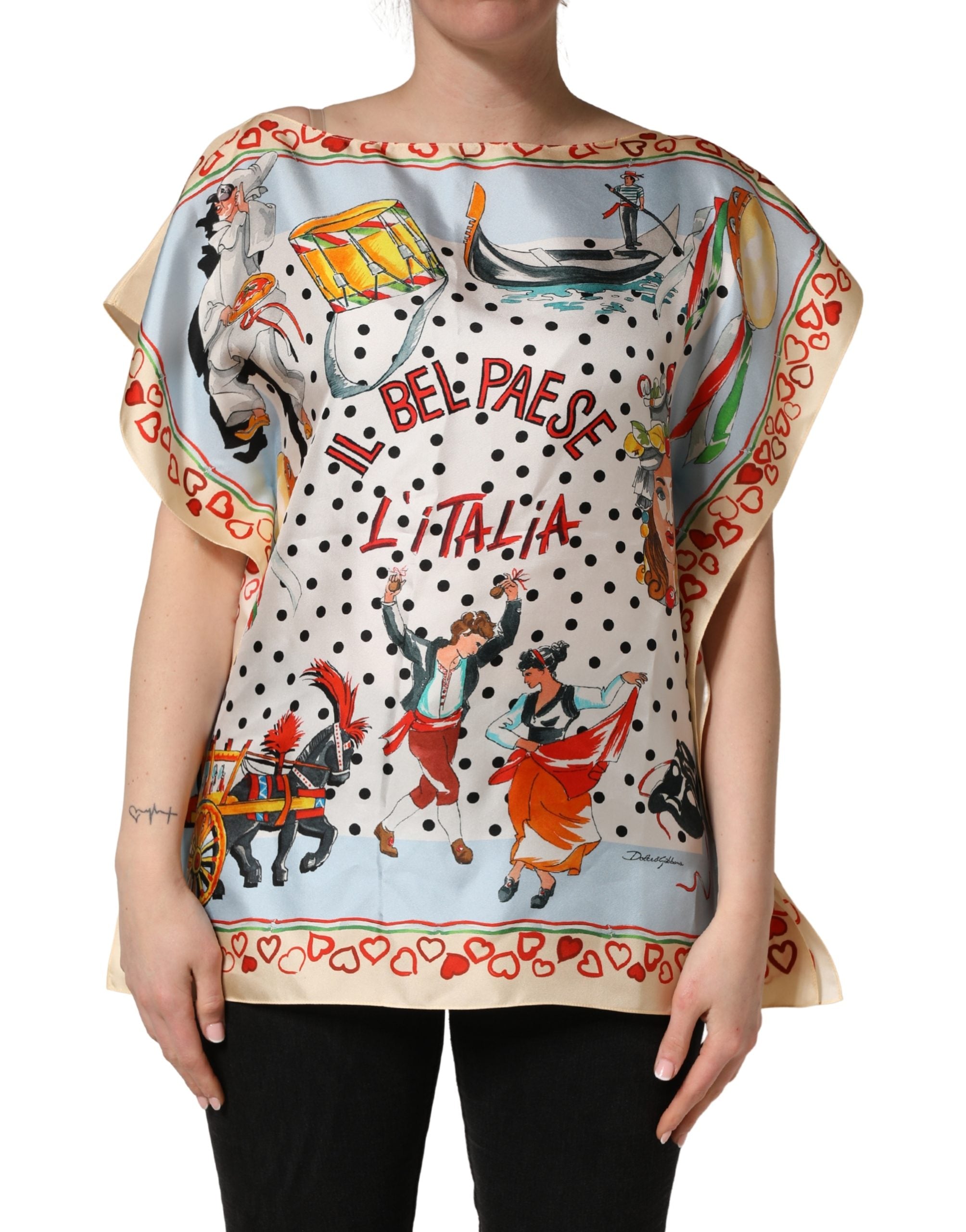 Haut en soie Dolce & Gabbana à motifs multicolores représentant des scènes d'Italie, style graphique et élégant.