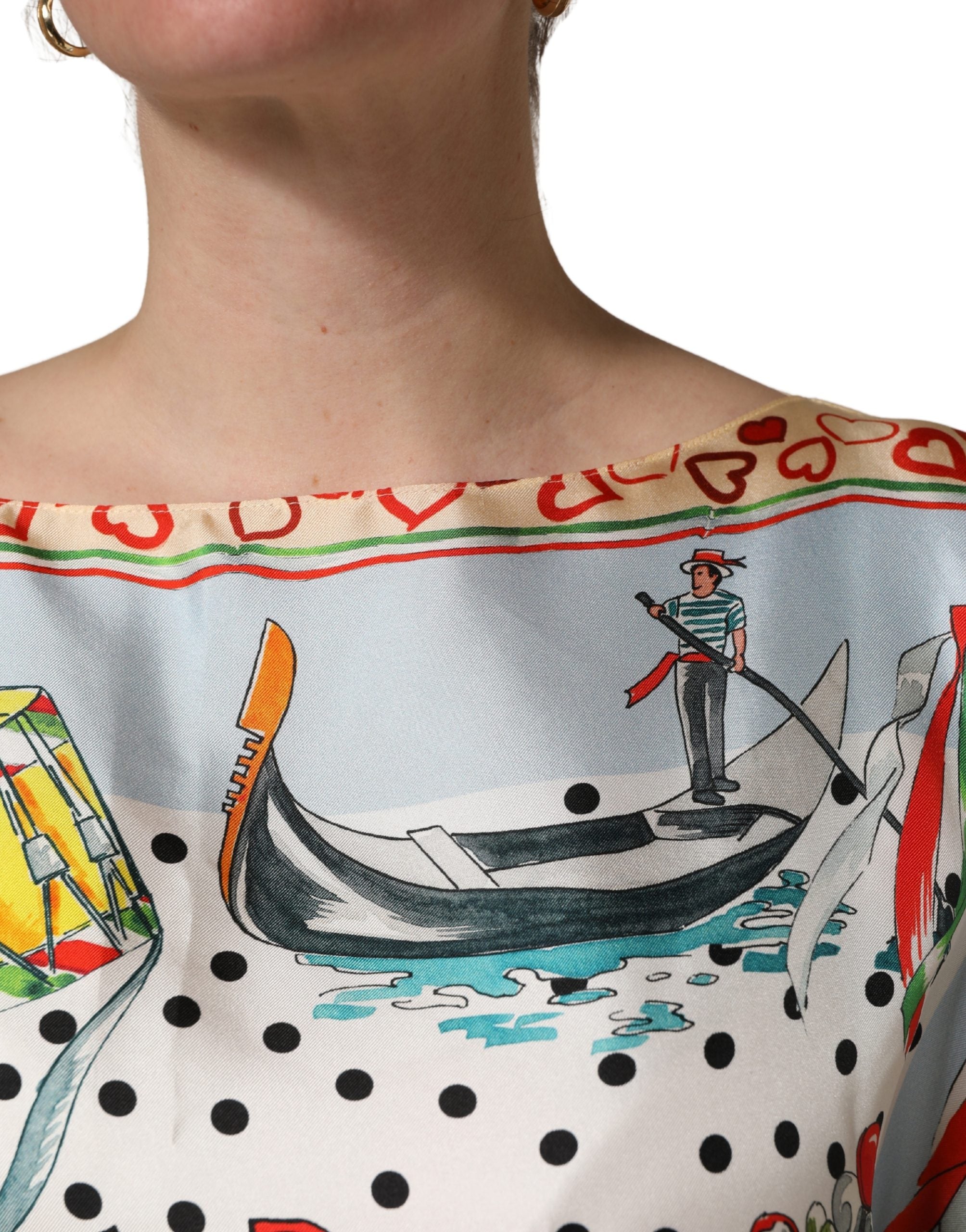 Haut en soie Dolce & Gabbana à motifs colorés d'Italie, scènes graphiques multicolores, élégant et vibrant.