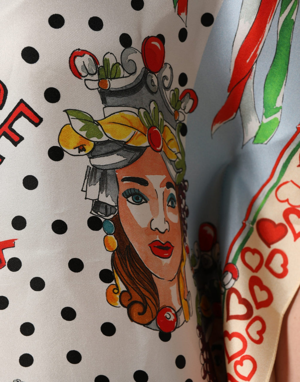 Haut en soie Dolce & Gabbana avec motifs colorés de scènes d'Italie, design graphique et élégant.
