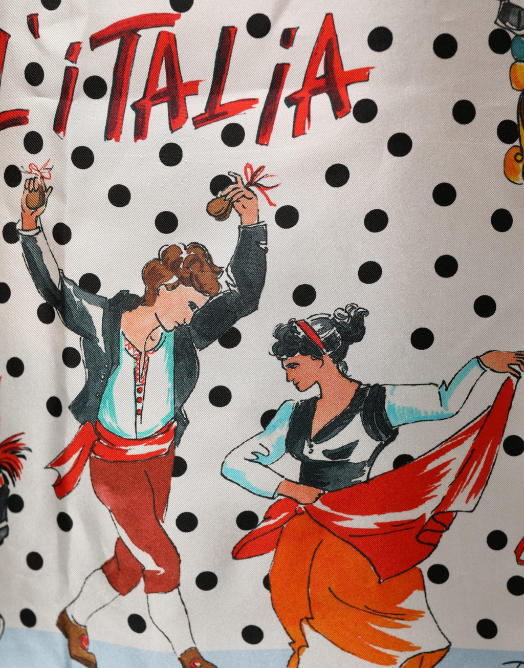 Haut en soie Dolce & Gabbana à motifs multicolores représentant des scènes d'Italie, avec un design graphique élégant.