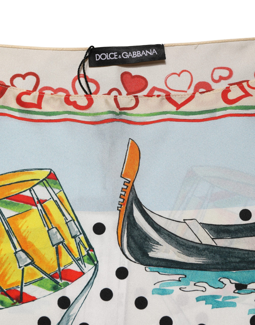 Haut en soie Dolce & Gabbana à motifs multicolores représentant des scènes d'Italie, avec un design graphique élégant.