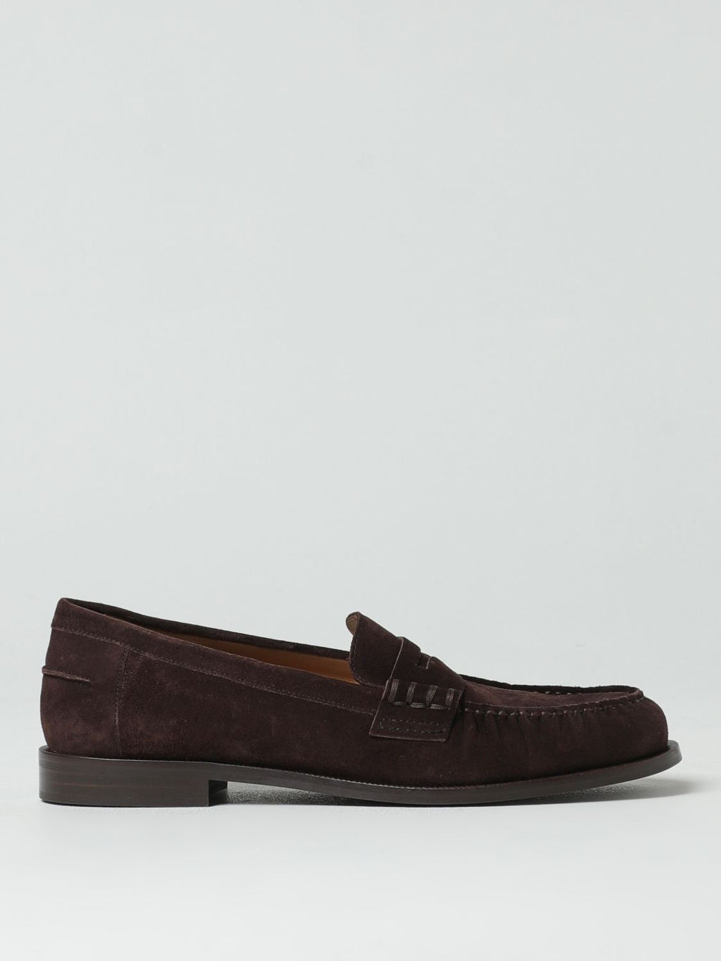 Mocassins en cuir daim marron Emporio Armani, chaussures slip-on élégantes pour homme, vues en gros plan.