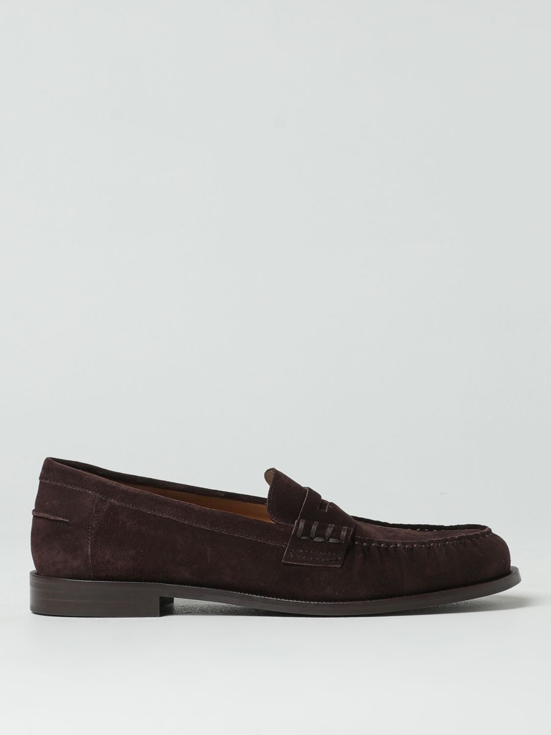 Mocassins en cuir daim marron Emporio Armani, chaussures slip-on élégantes pour homme, vues en gros plan.