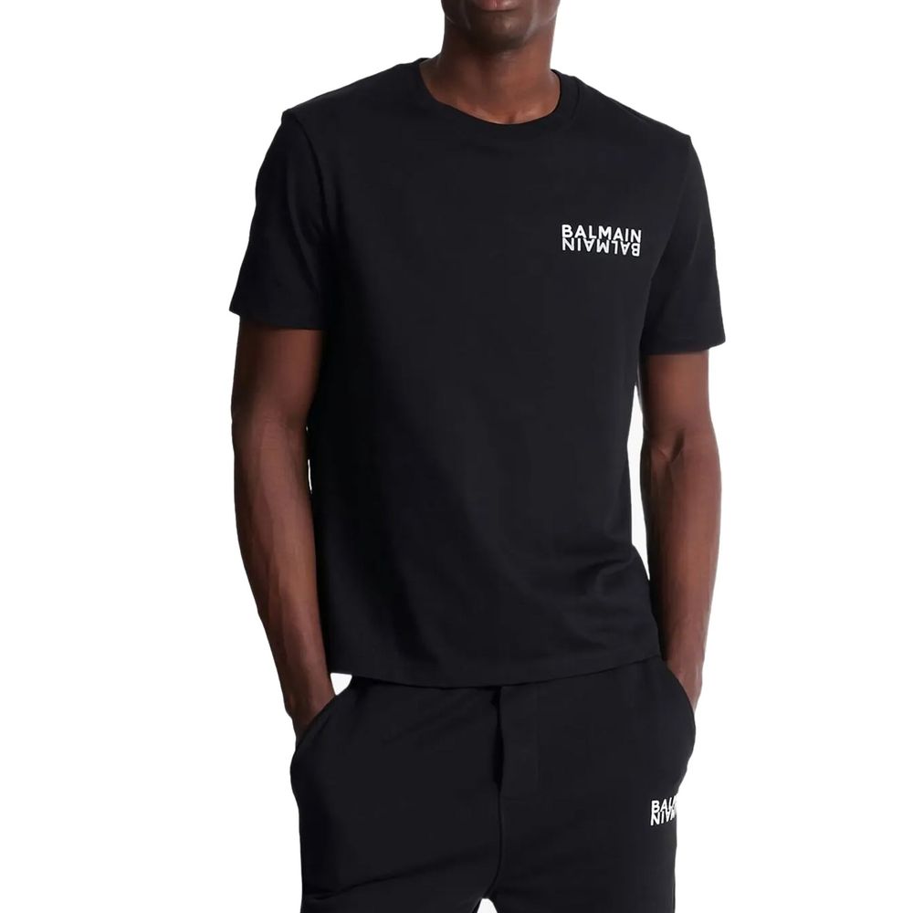 T-shirt en coton noir Balmain, coupe classique, portée sur un mannequin, vue de face, détails du tissu visible.