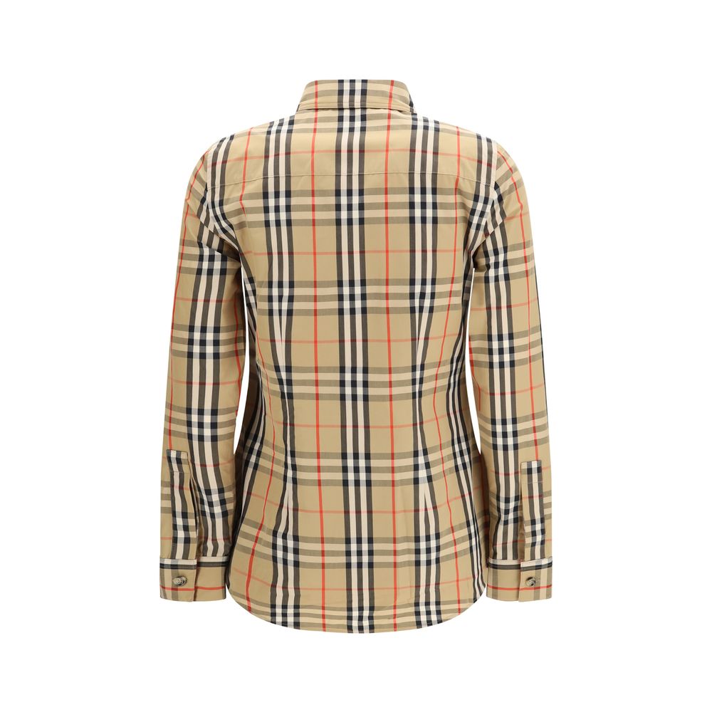 Chemise Burberry en coton à motif multicolore, avec design élégant et couleurs vives, visible en gros plan sur une toile blanche
