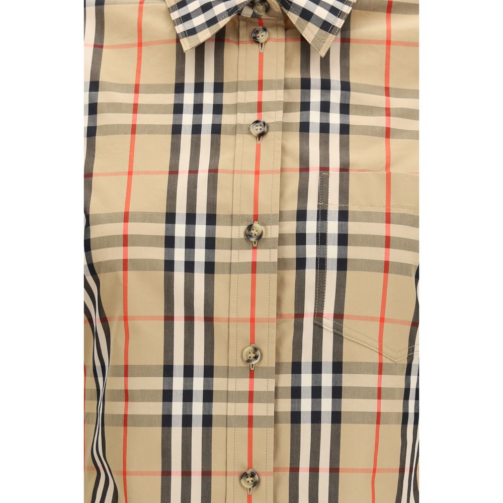 Chemise Burberry en coton multicolore à motif, aspect élégant avec logo discret, visible en détail dans l'image.