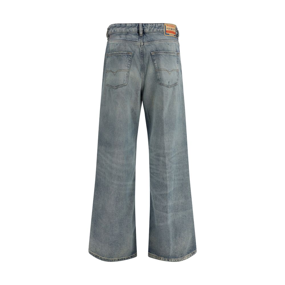 Jeans Diesel en coton bleu à coupe décontractée, style relaxé, avec détails classiques visibles sur l'image.