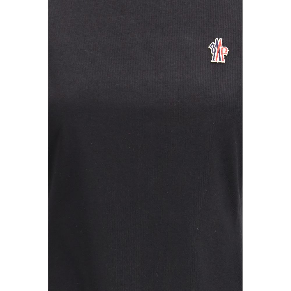 T-shirt en coton noir Moncler Grenoble, coupe classique, porté sur un mannequin, détails du col et texture du tissu visible.