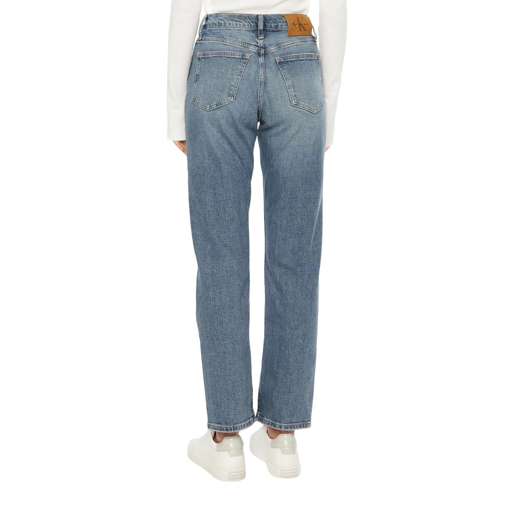 Pantalon skinny en coton bleu de Calvin Klein Jeans, coupe ajustée, détails classiques, visible sur le modèle.