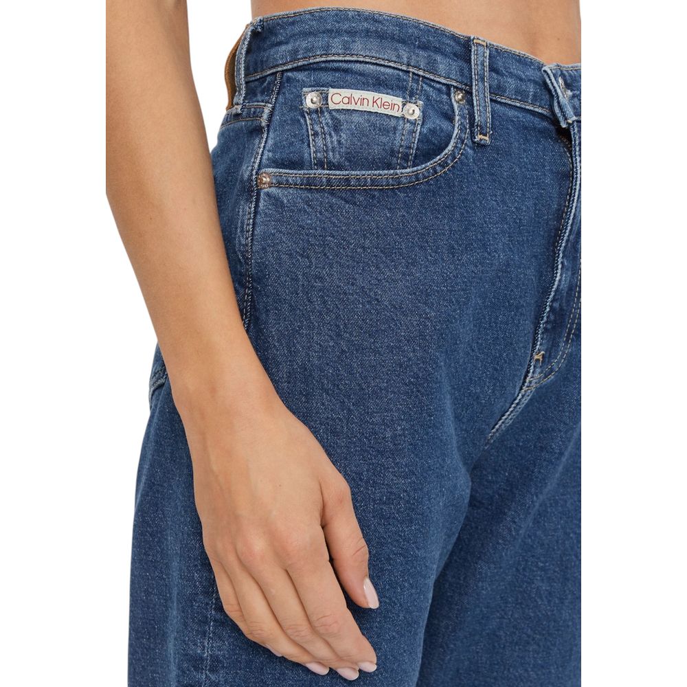 Jeans slim en coton bleu de Calvin Klein Jeans, style skinny, avec détails classiques visibles sur le modèle.