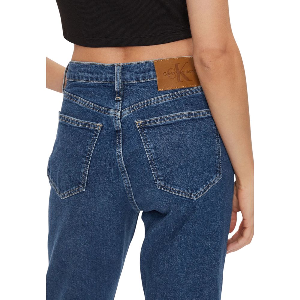 Jeans skinny en coton bleu de la marque Calvin Klein Jeans, coupe ajustée et détail de couture visible.