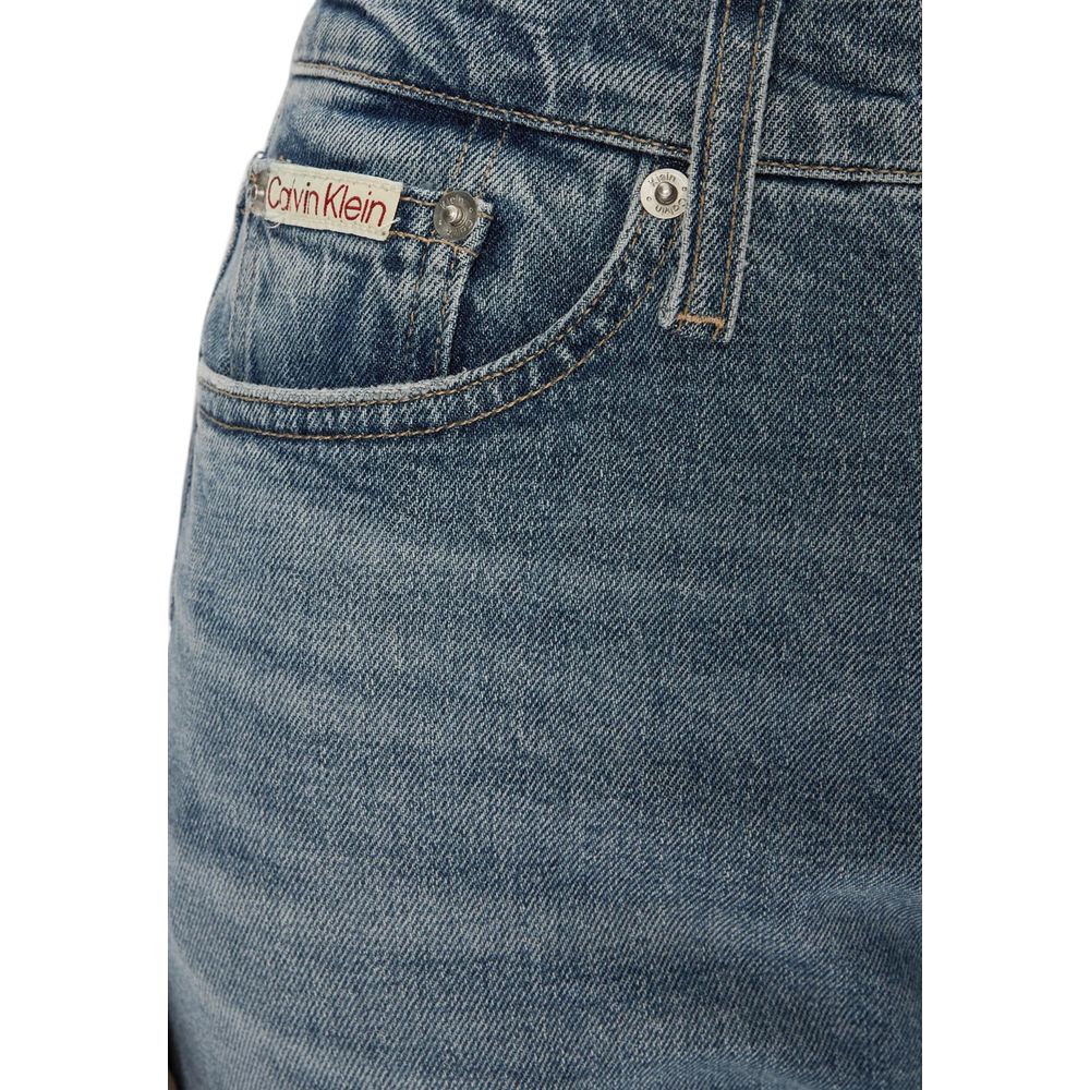 Jeans skinny en coton bleu de Calvin Klein Jeans, coupe ajustée, avec détails classiques visibles sur l'image.