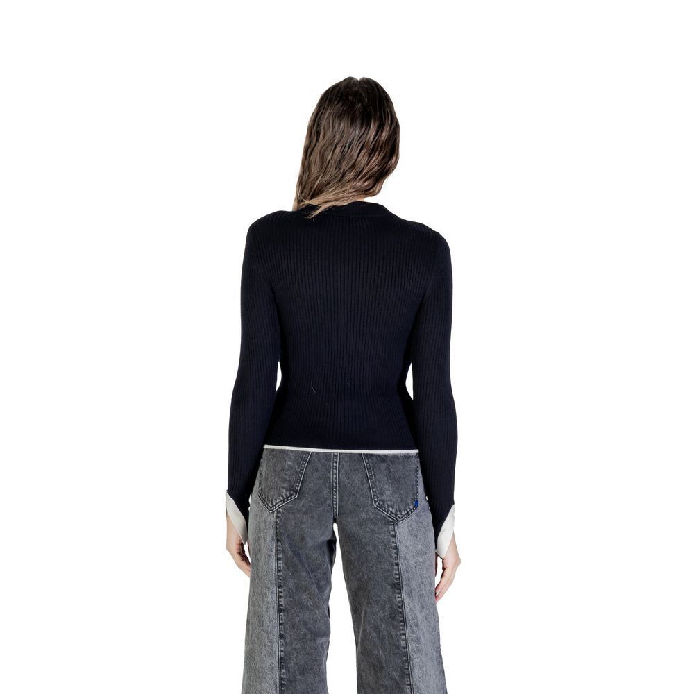 Sweatshirt noire en viscose de Karl Lagerfeld, vêtement décontracté avec logo emblématique, porté et visible sur le mannequin.