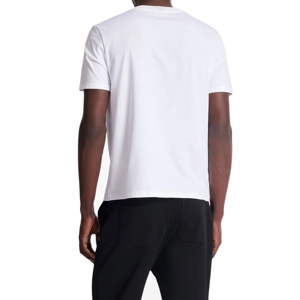 T-shirt blanc en coton de la marque Balmain, coupe classique, visible sur un mannequin.