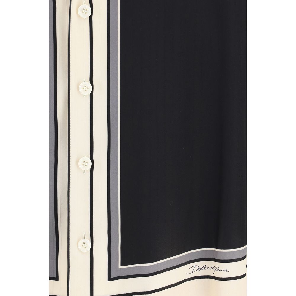 Chemise à manches courtes en soie multicolore Dolce & Gabbana, détail élégant et tissu luxueux visible sur l'image.