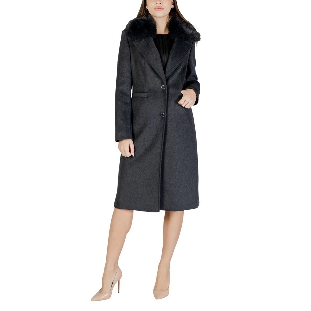 Veste Guess en polyester gris pour femmes, coupe fausse avec col et fermeture éclair, vue de face.