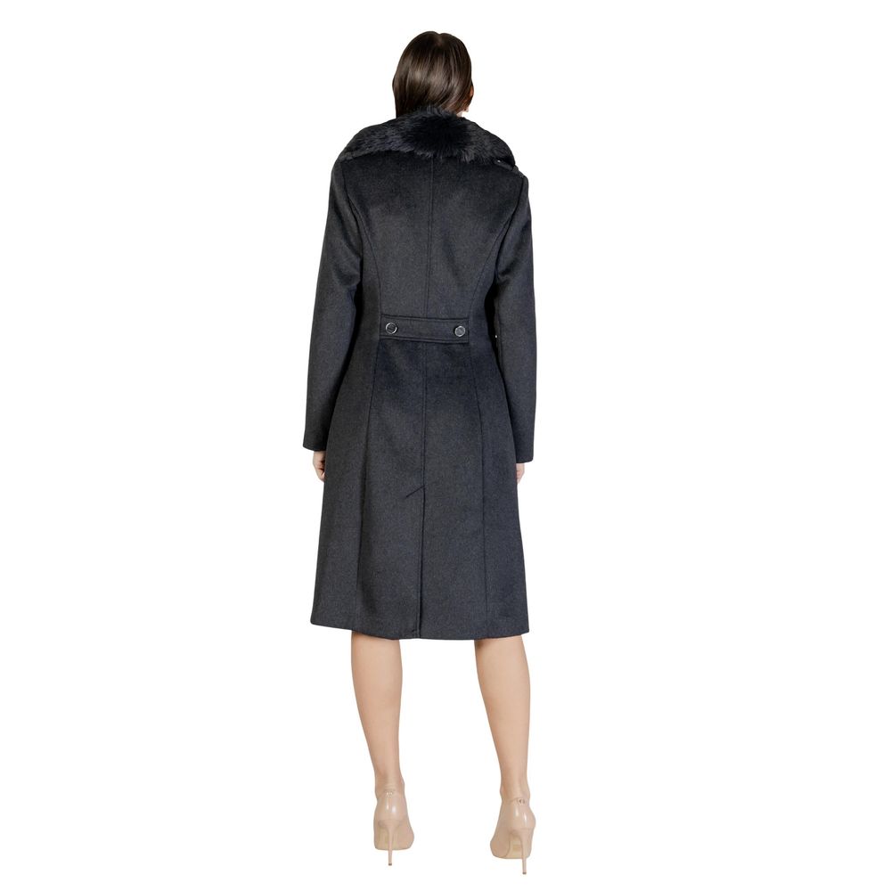 Veste en polyester gris de marque Guess avec col faux, vue de face sur un fond blanc.