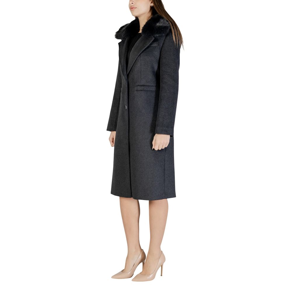 Veste en polyester gris de marque Guess, fausse encolure, vue de face sur fond blanc.
