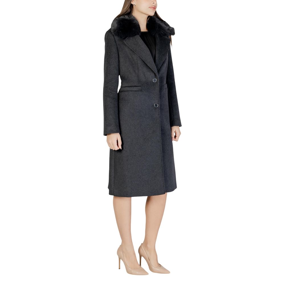 Veste en polyester gris Guess pour femme, coupe élégante et moderne, visible sur le mannequin.