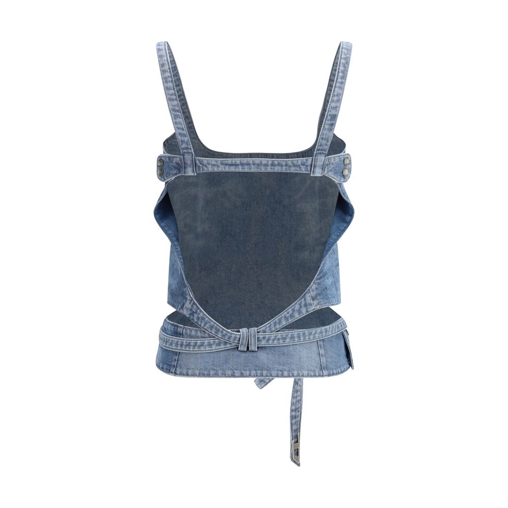 Chemise en jean bleu Diesel pour homme, détail des boutons et couture, portée sur un fond neutre.