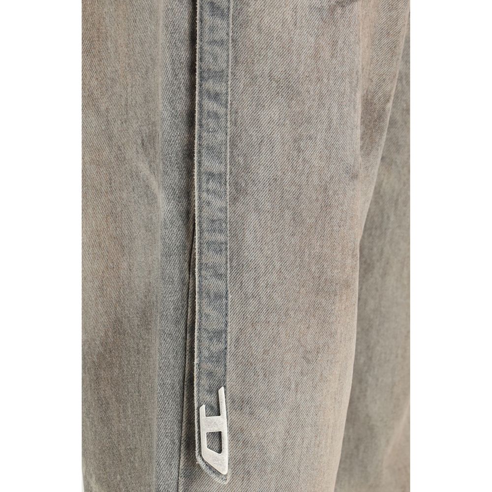 Jeans slim gris en coton de la marque Diesel, coupe ajustée, visible en détail sur l'image.