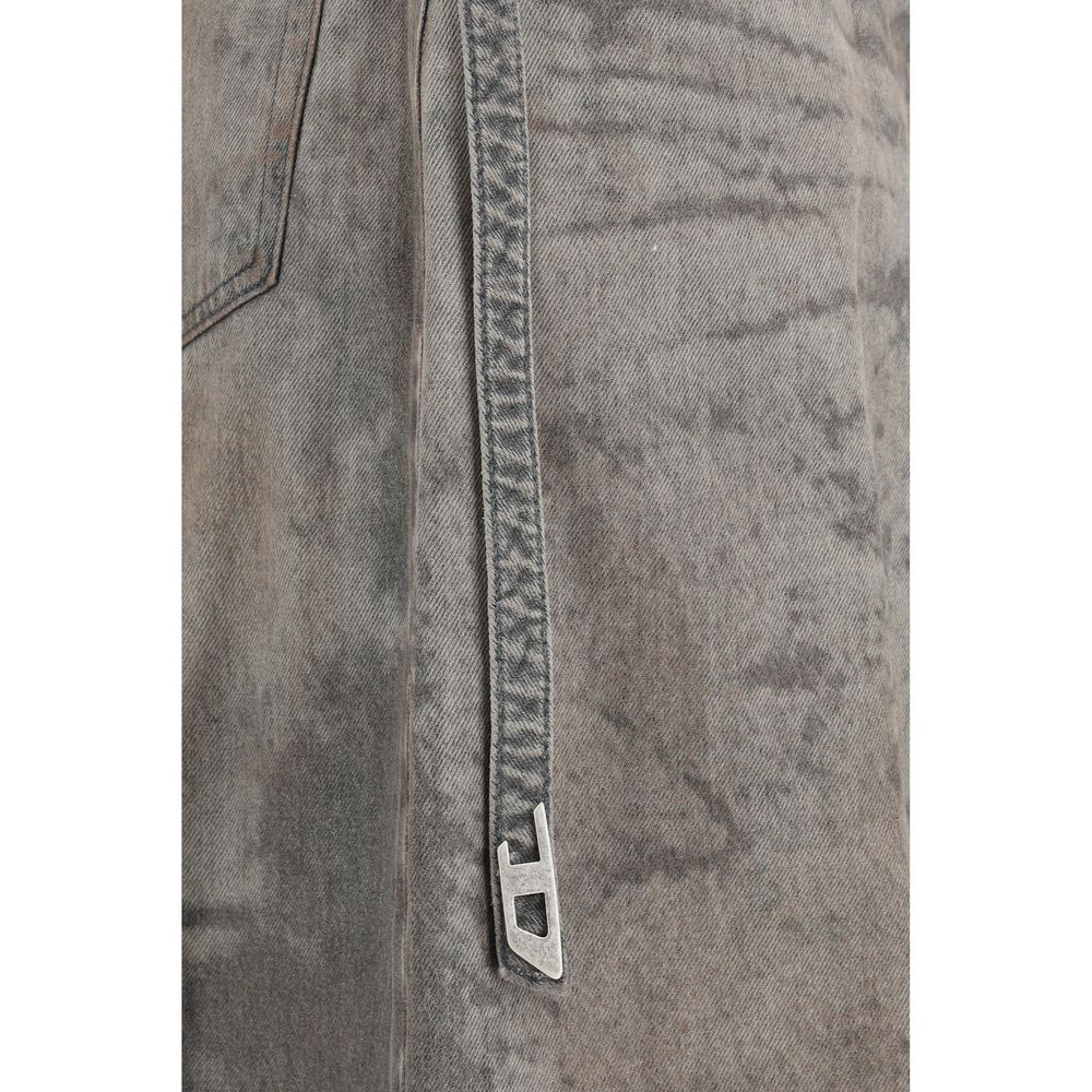 Jupe midi Diesel en lyocell gris, longueur mi-mollet, avec coupe fluide et ceinture à la taille, portée avec un haut blanc.