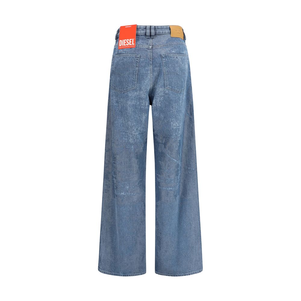 Jeans Diesel en coton bleu, coupe décontractée, ajustement relaxé, visibles sur l'image.
