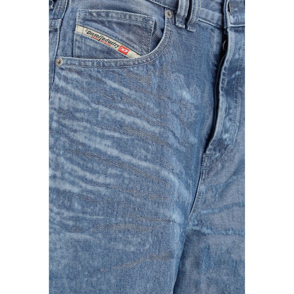 Jeans Diesel en coton bleu à coupe décontractée, style relaxé, avec fermeture éclair et poches avant visibles.