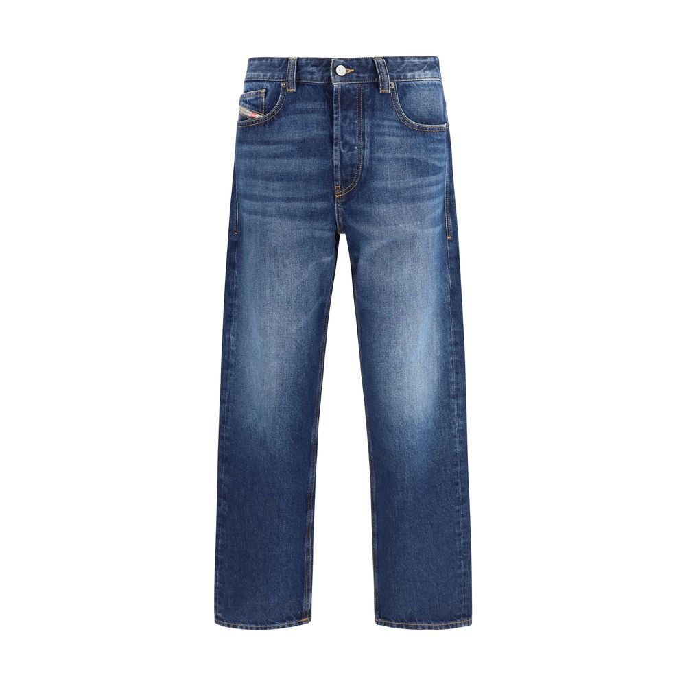 Jean Diesel bleu en coton coupe tapered, vue de face, détails du style décontracté et finition classique.