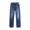 Jean Diesel bleu en coton coupe tapered, vue de face, détails du style décontracté et finition classique.