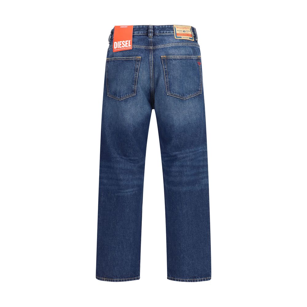 Jeans Diesel bleu en coton, coupe tapered, affichés sur un fond neutre, mettant en valeur leur style décontracté et moderne.