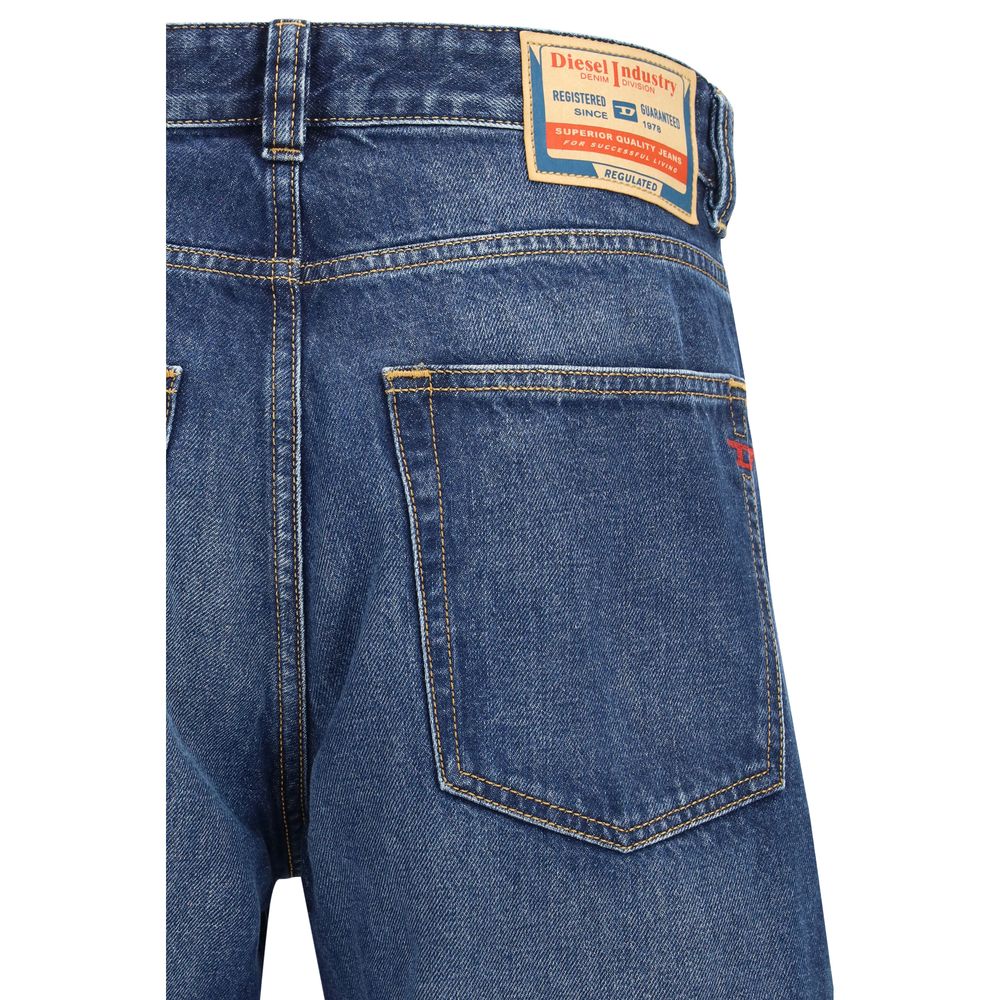 Jeans Diesel en coton bleu, coupe tapered, affichés sur un mannequin avec détails visibles du vêtement.