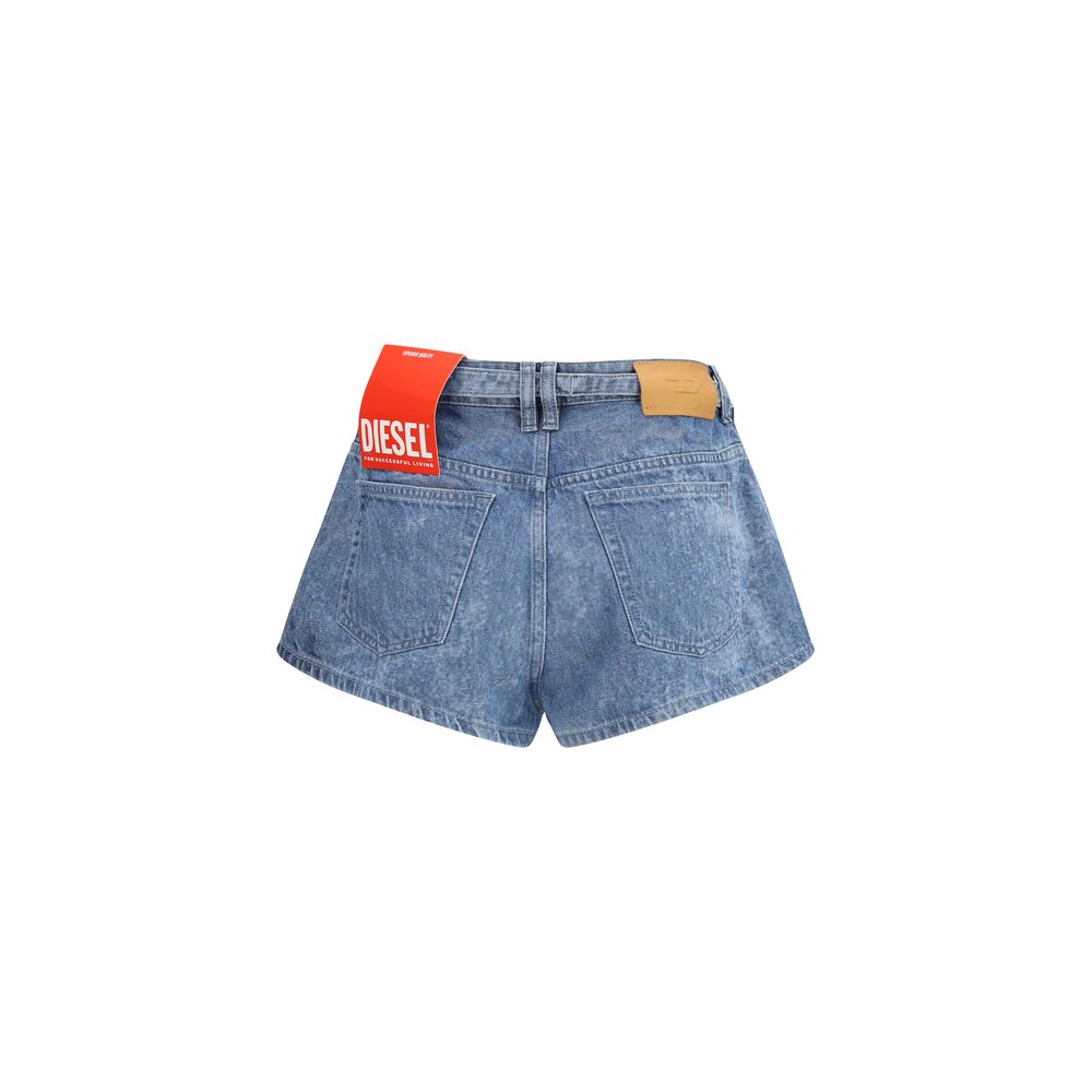 Shorts bermuda en coton bleu de la marque Diesel, affichant une coupe décontractée et des détails modernes.