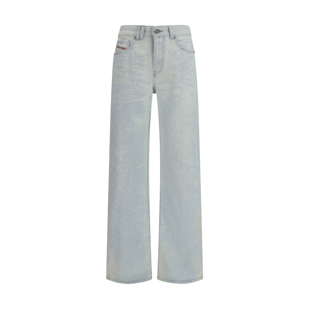 Jeans Diesel en coton bleu à coupe droite, visibles dans cette image.