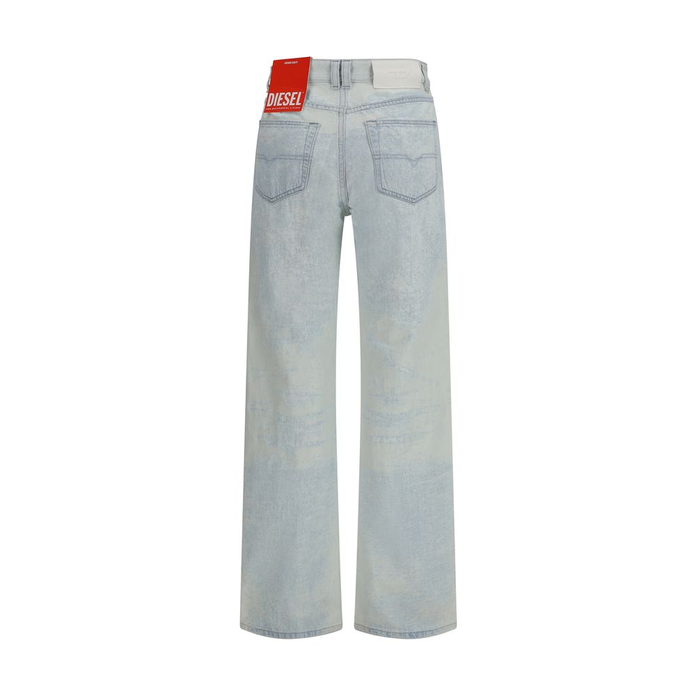 Jeans straight en coton bleu Diesel, taille classique, style décontracté, vue de face sur un mannequin.