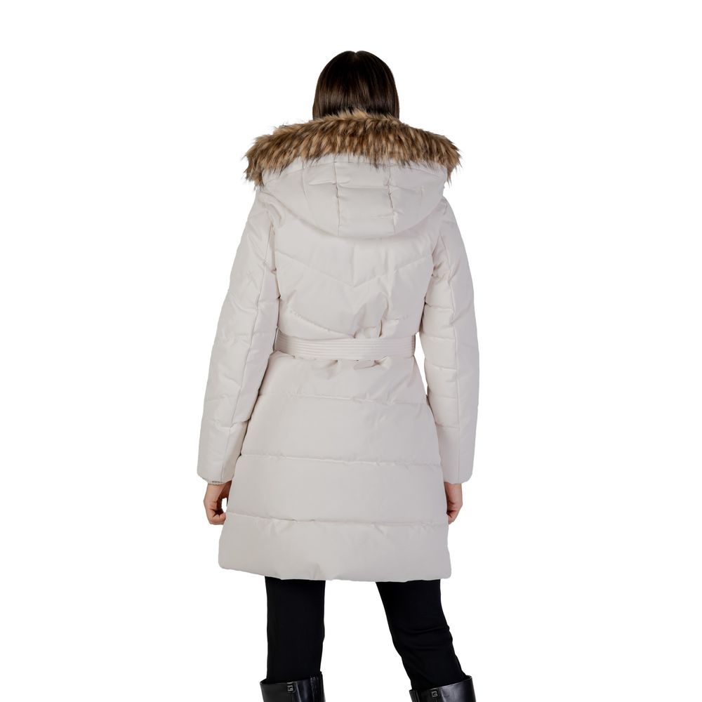 Manteau en polyester crème de Guess, coupe élégante, porté sur un mannequin, détails de couture visibles.