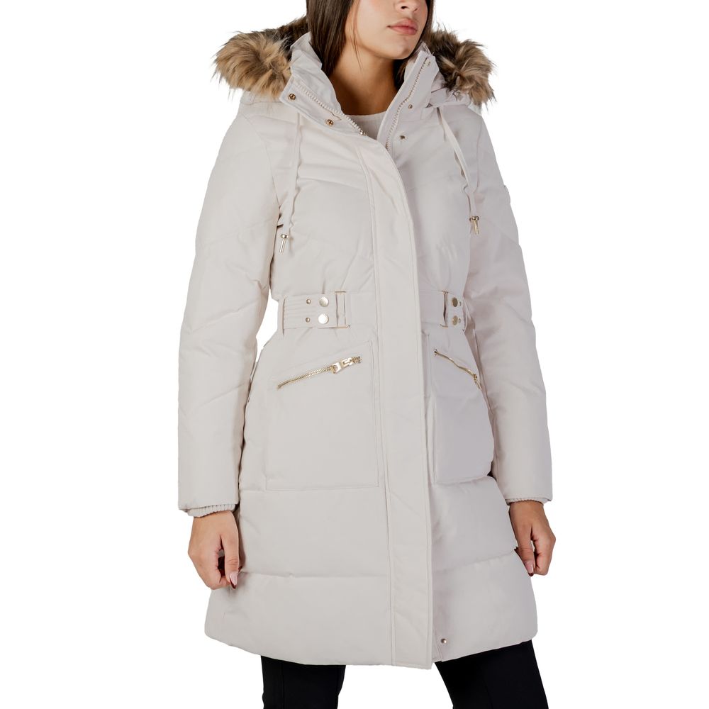 Manteau en polyester crème de Guess avec coupe élégante, visible en détail sur l’image.
