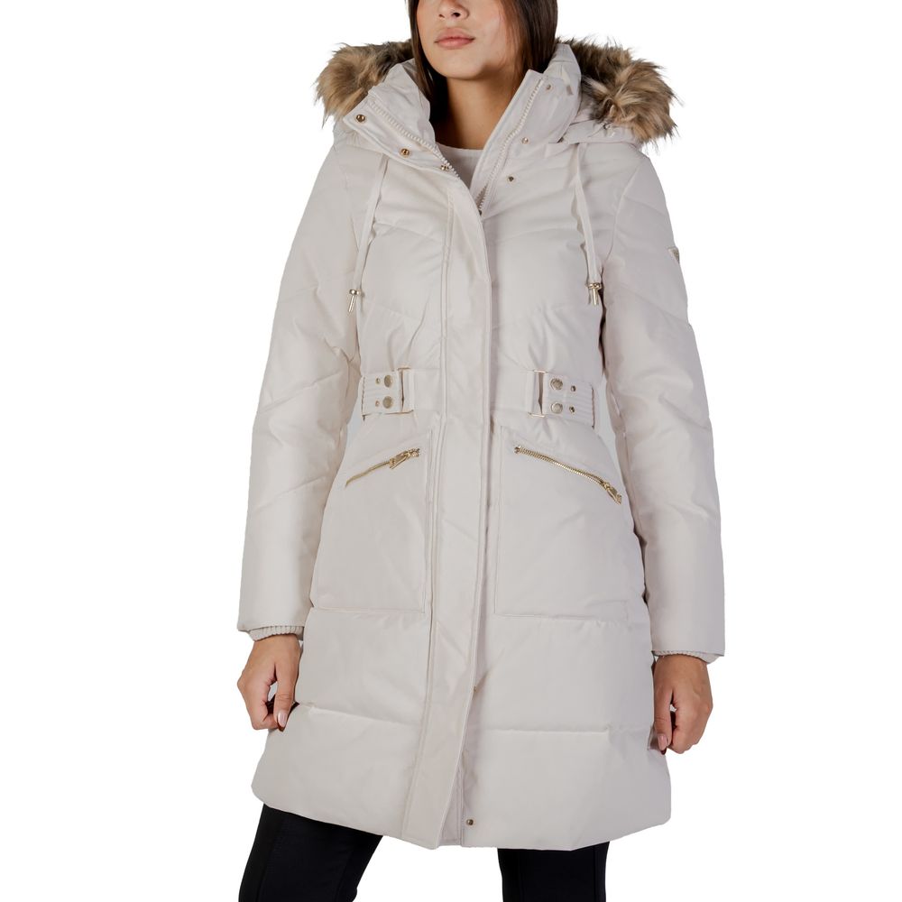 Manteau en polyester couleur crème de marque Guess, coupe élégante et moderne, porté sur un mannequin.