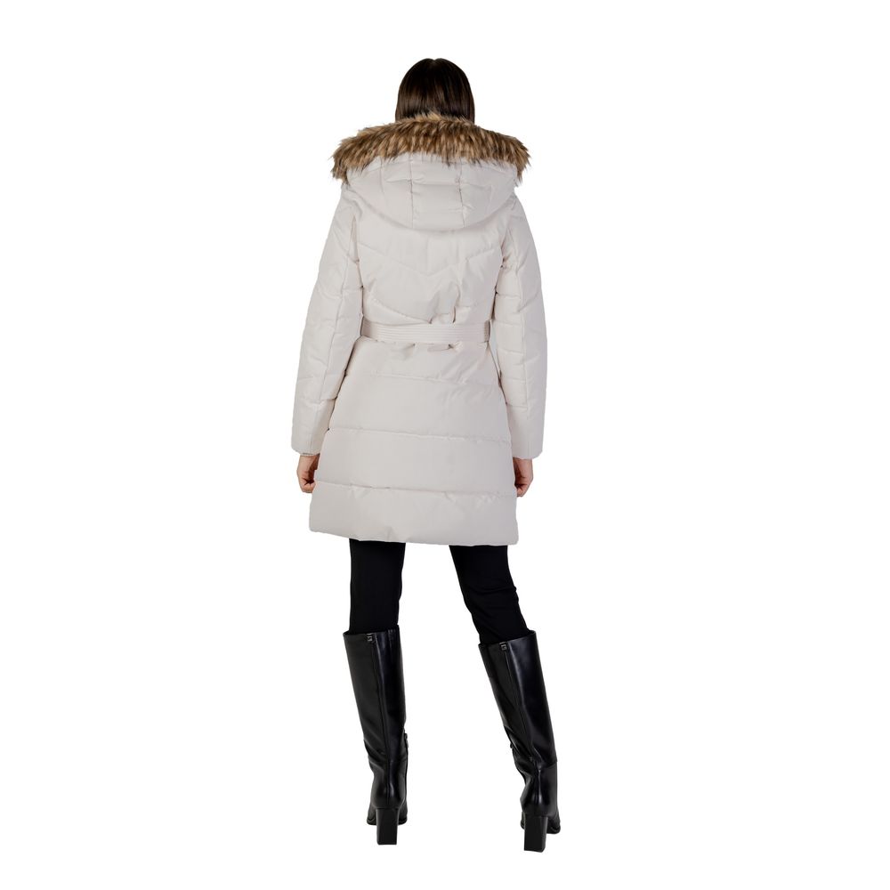 Manteau en polyester beige de la marque Guess avec col montant et boutons, porté par un mannequin.