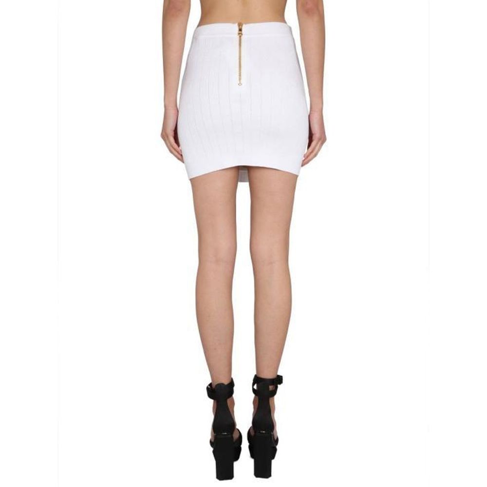 Mini jupe Balmain en polyester blanc, coupe courte et élégante, visible avec détails de couture sur le devant.