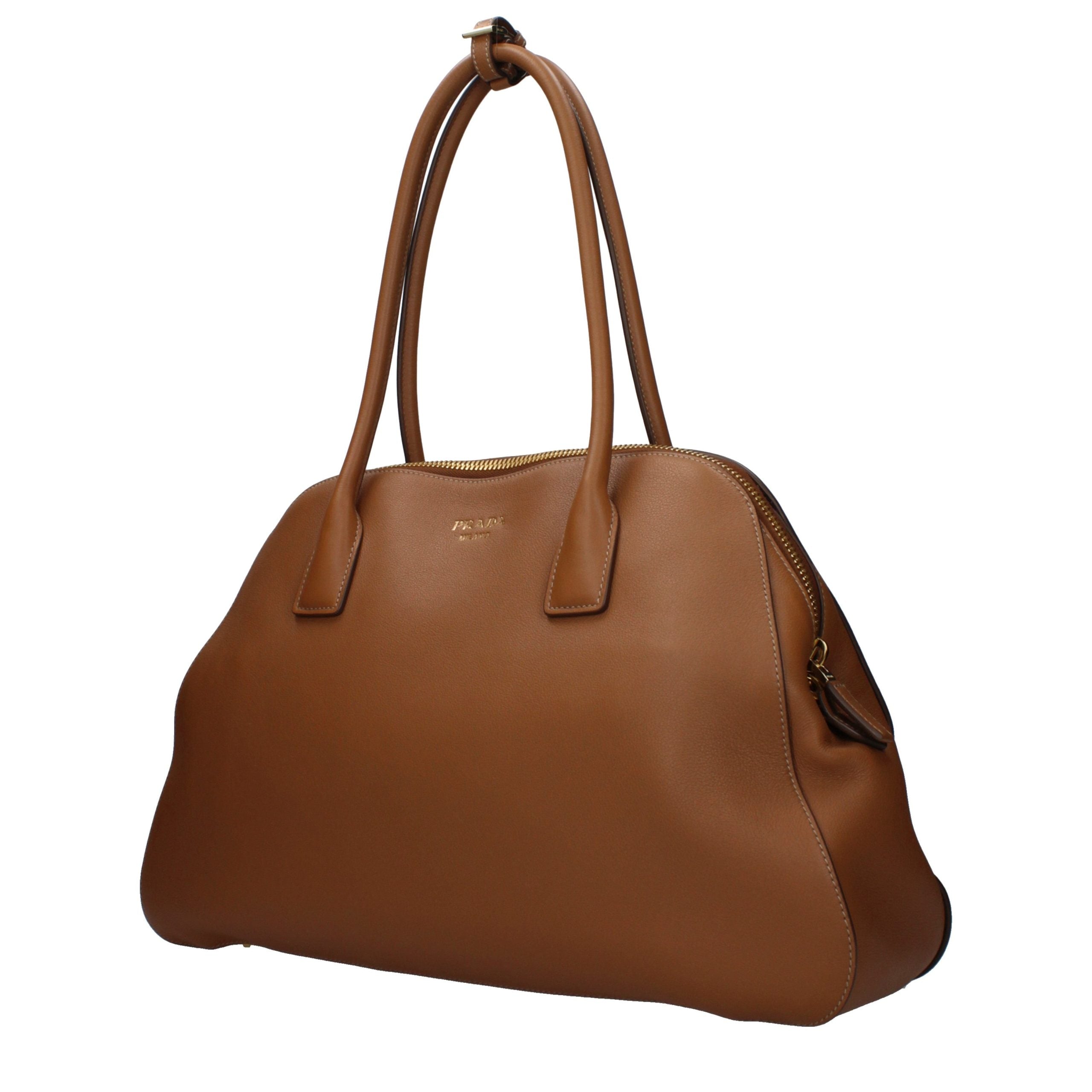 Sac à bandoulière en cuir marron Prada, avec détails élégants, idéal pour un style sophistiqué et pratique.
