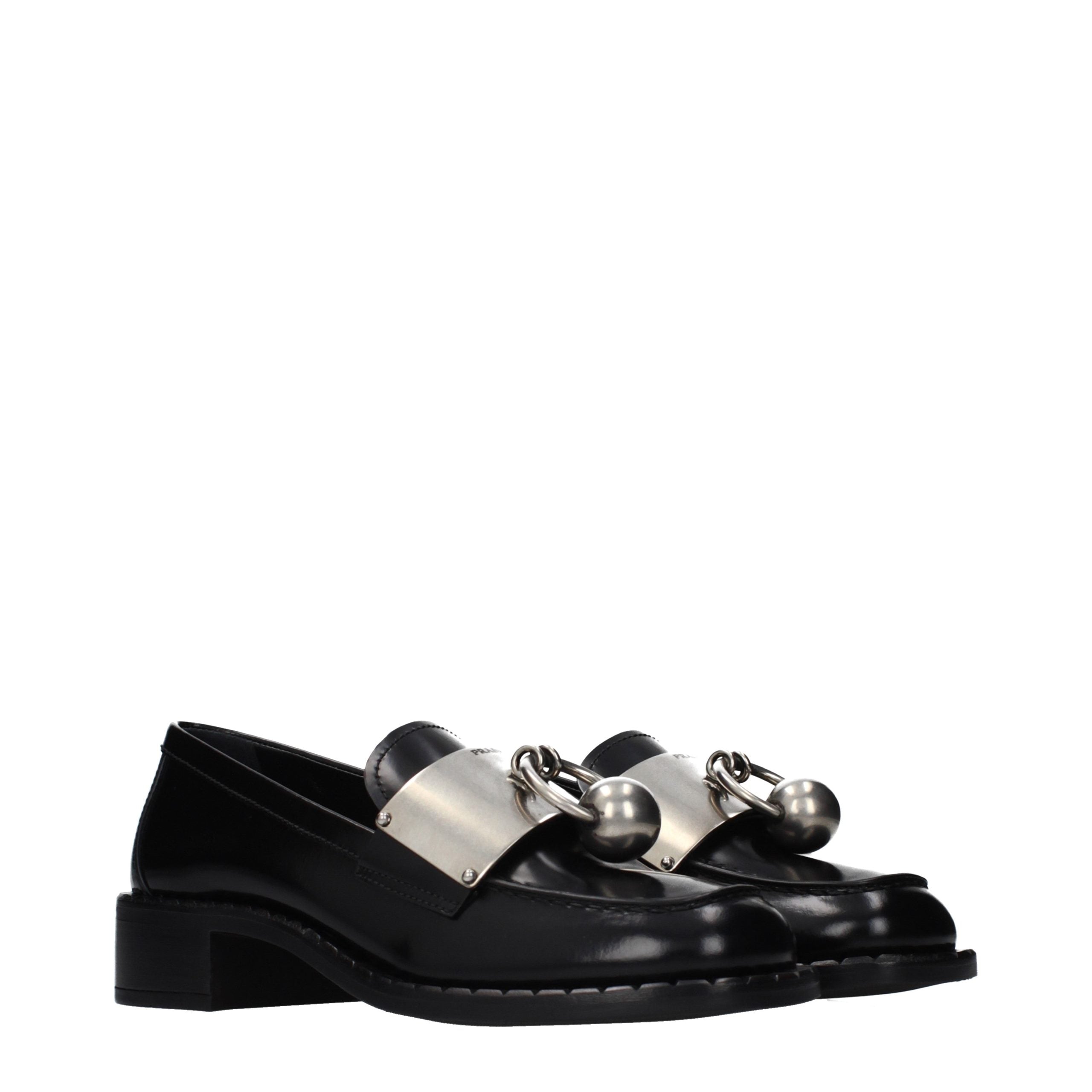 Mocassins en cuir noir Prada pour homme, style slip-on, avec finition élégante et semelle en caoutchouc.