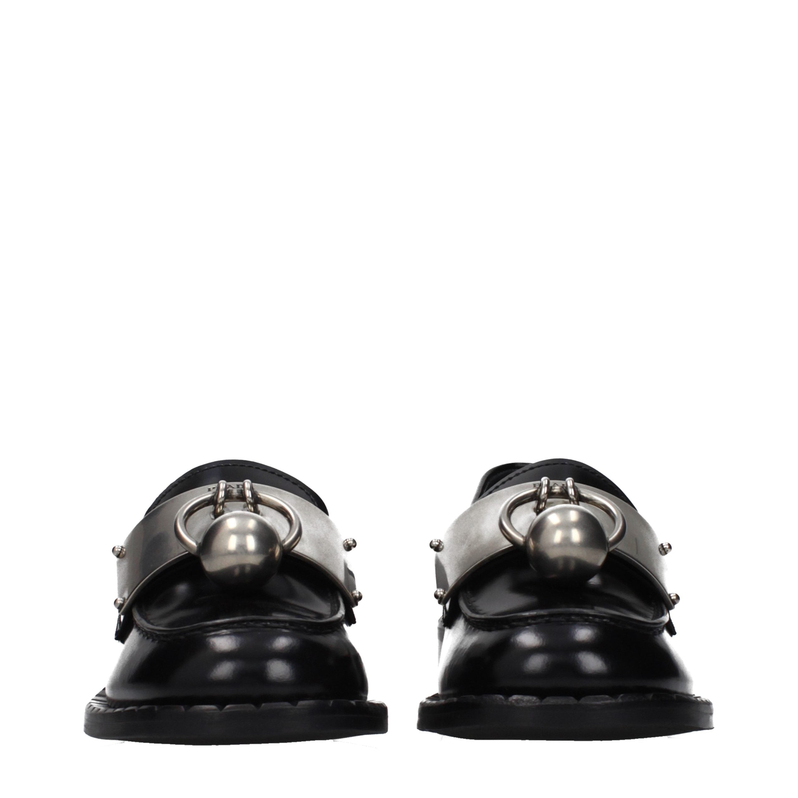 Chaussures mocassins en cuir noir Prada, slip-on élégants pour homme, avec finition lisse et design classique.