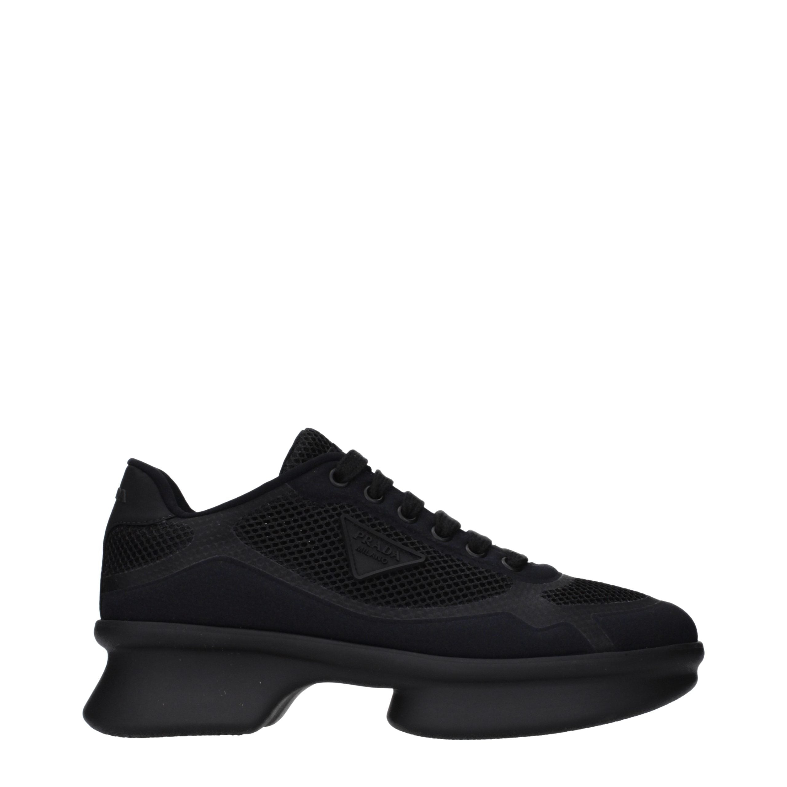 Chaussures basses en tissu noir Prada pour homme, sneakers décontractés avec design élégant et semelle blanche.
