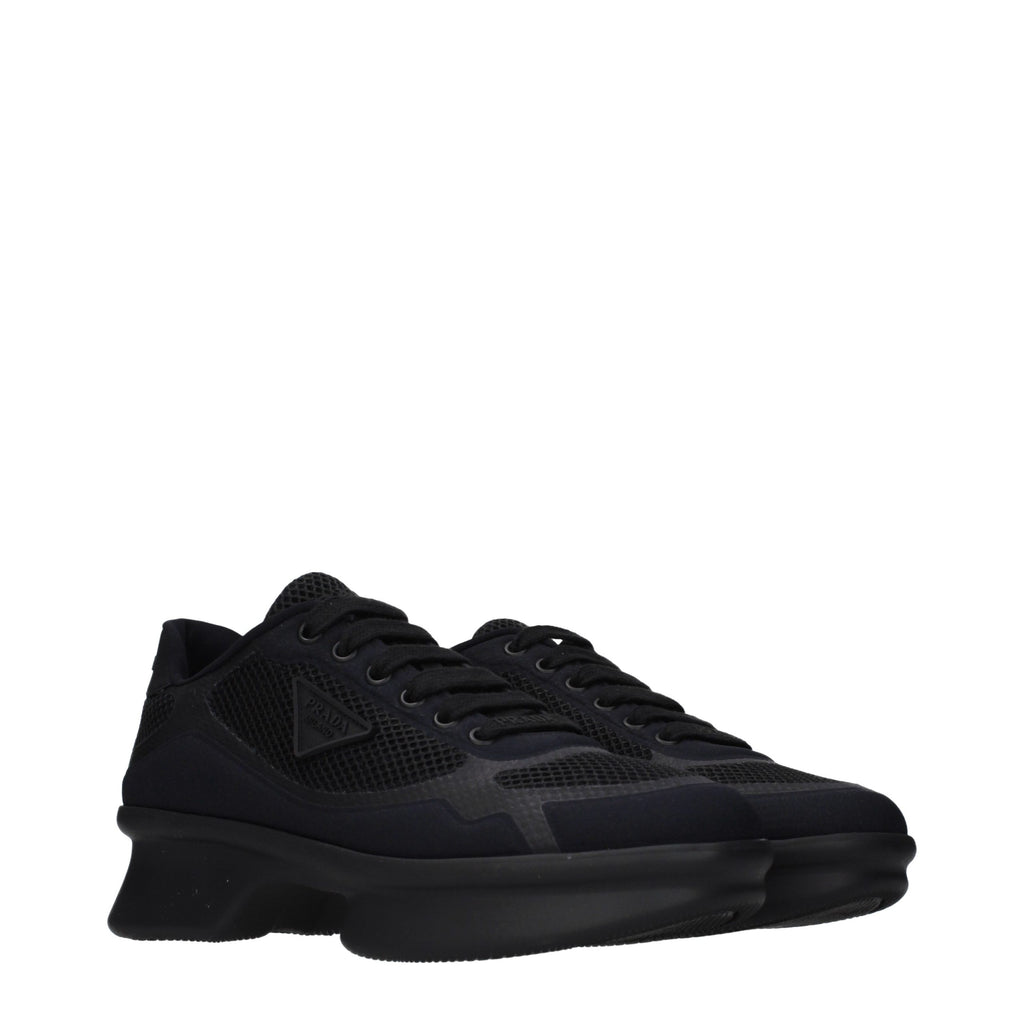 Chaussures basses en tissu noir Prada pour homme, sneakers décontractés avec design élégant et finition soignée.