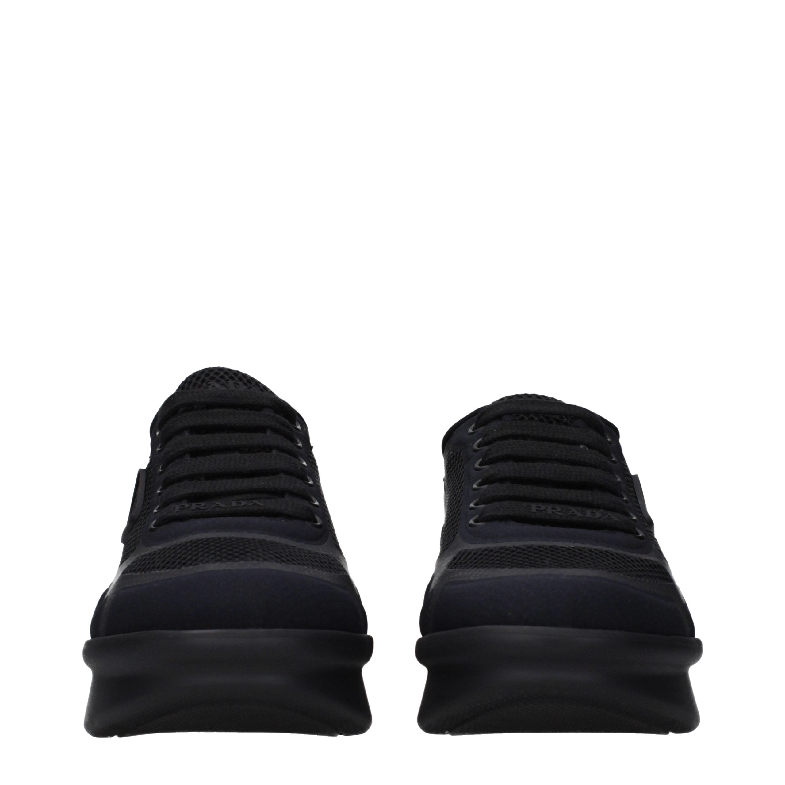 Chaussures basses Prada en tissu noir, baskets élégantes pour femmes ou hommes, vue de face avec détails en cuir.